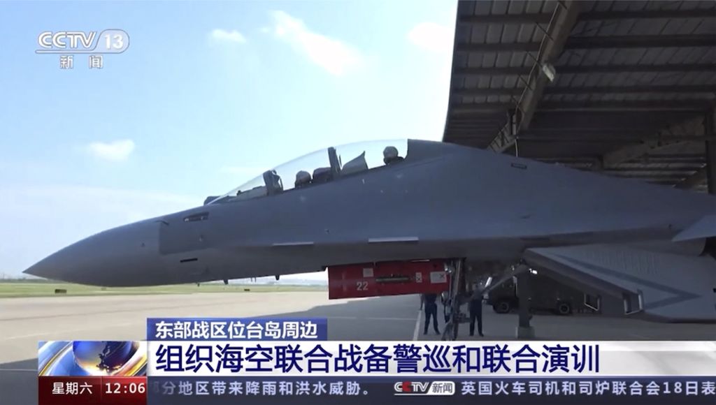 Tangkapan gambar dari rekaman video yang disiarkan CCTV menunjukkan jet tempur China bersiap lepas landas dari daratan China untuk mengikuti latihan tempur pada Sabtu (19/8/2023).