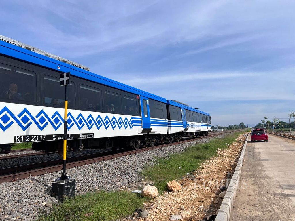 KA Trans-Sulawesi melaju dari Stasiun Maros di Kabupaten Maros, Sulawesi Selatan, menuju Stasiun Garongkong di Kabupaten Barru. Jaraknya sekitar 80 kilometer dan melewati sembilan stasiun, Kamis (21/12/2023). 