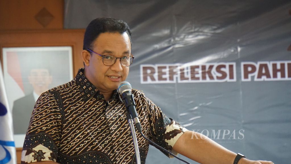 Anies Baswedan, cucu dari AR Baswedan, saat memberikan pidato kunci, dalam acara diskusi panel, "Refleksi Pahlawan Nasional AR Baswedan", di Universitas Negeri Yogyakarta, Sleman, DI Yogyakarta, Minggu (9/12/2018).