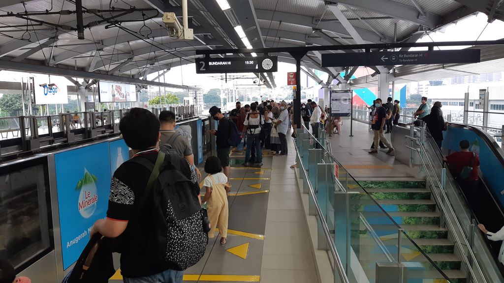 Penumpang  menanti kereta MRT  di Stasiun Lebak Bulus, Jakarta Selatan, Rabu (5/4/2022)