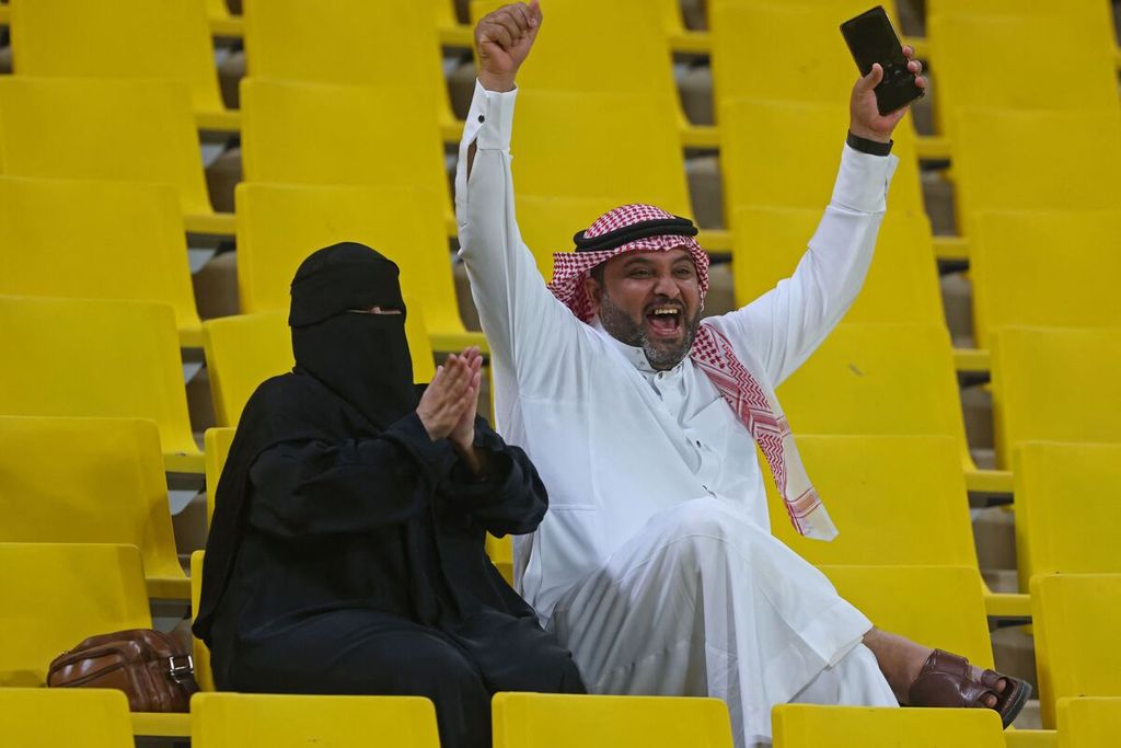 Suporter bersorak saat pertandingan Liga Arab Saudi antara Al-Nassr dan Al-Fateh di Stadion King Saud University, di Riyadh, Arab Saudi, Rabu (31/5/2023). Saudi menjadi kandidat tunggal tuan rumah Piala Dunia FIFA 2034.