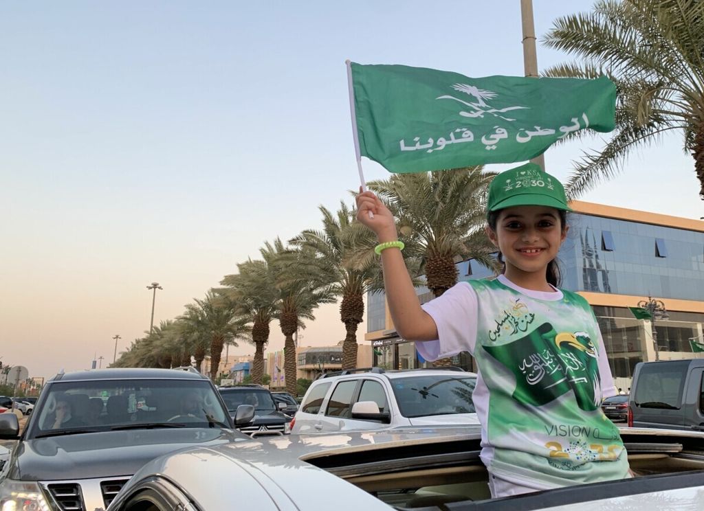 Seorang anak perempuan mengibarkan bendera Arab Saudi di tengah perayaan Saudi National Day pada 23 September 2020 di Riyadh, Arab Saudi. 
