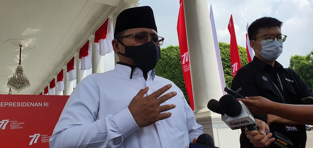 Menteri Agama Yaqut Cholil Qoumas memberikan keterangan mengenai pelaksanaan ibadah haji 2022 kepada wartawan di Kompleks Istana Kepresidenan, Jakarta, Senin (15/8/2022).