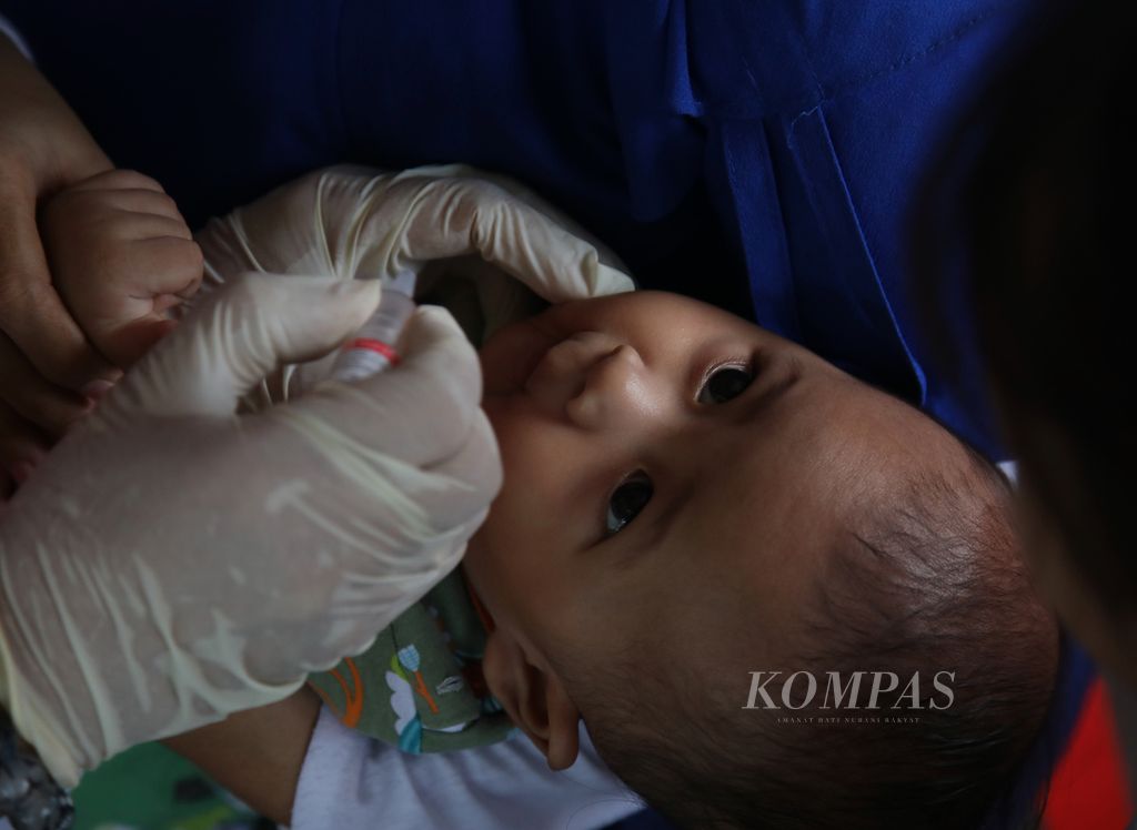 Seorang anak balita mendapat vaksin polio dalam layanan Screening Balita (Posyandu) Matius 25 yang digelar di halaman Polimat Gereja Santo Matius Penginjil di Kawasan Pondok Aren, Tangerang, Selatan, Minggu (14/5/2023).