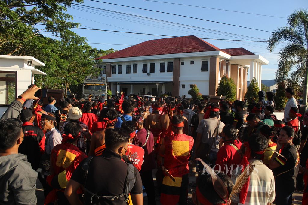 Ratusan warga Kinipan dan pasukan merah dari Kalimantan Barat datang ke Kota Palangkaraya untuk melakukan aksi mendesak hakim membebaskan Kepala Desa Kinipan Willem Hengki, Selasa (31/5/2022).