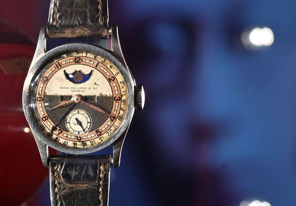 Jam tangan Patek Philippe Ref 96 Quantieme Lune, yang pernah dimiliki kaisar terakhir China dari Dinasti Qing, Aisin-Gioro Puyi, dipajang di rumah bursa Phillips, Hong Kong, saat dilelang, Selasa (23/5/2023). 