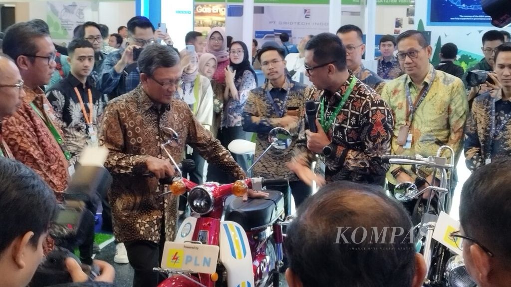 Menteri Energi dan Sumber Daya Mineral Arifin Tasrif mengunjungi salah satu stan sambutan dalam pameran The 11th Indonesia Energi Baru Terbarukan dan Konservasi Energi (EBTKE) ConEx 2023 di ICE BSD, Kabupaten Tangerang, Banten, Rabu (12/7/2023).