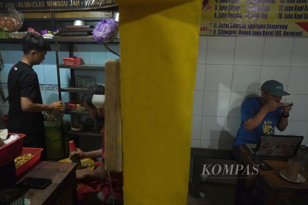 Suasana di kedai Wedang Jahe Mbah Jo, Kecamatan Semarang Selatan, Kota Semarang, Jawa Tegah, Jumat (31/5/2024). Pekerja di kedai jahe yang berdiri sejak 1996 tersebut merupakan anak-anak muda. Pembeli di kedai jamu yang menjual aneka jamu dengan bahan dasar jahe, kunyit, dan kencur tersebut mayoritas pemuda.