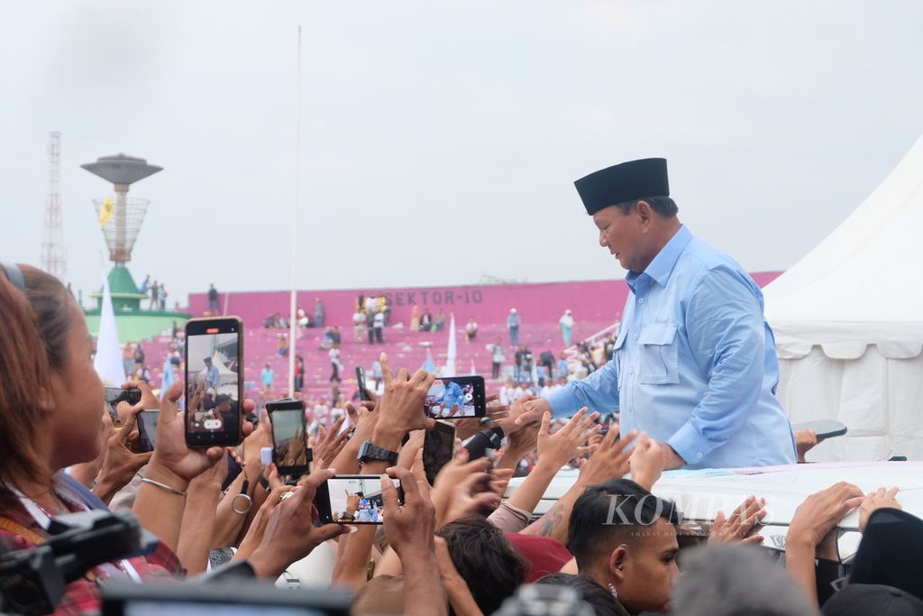 Calon presiden nomor urut 2, Prabowo Subianto, saat menghadiri kampanye akbar bertajuk Pesta Rakyat Wis Wayahe di Gelanggang Olahraga Delta Sidoarjo, Jawa Timur, Jumat (9/2/2024).