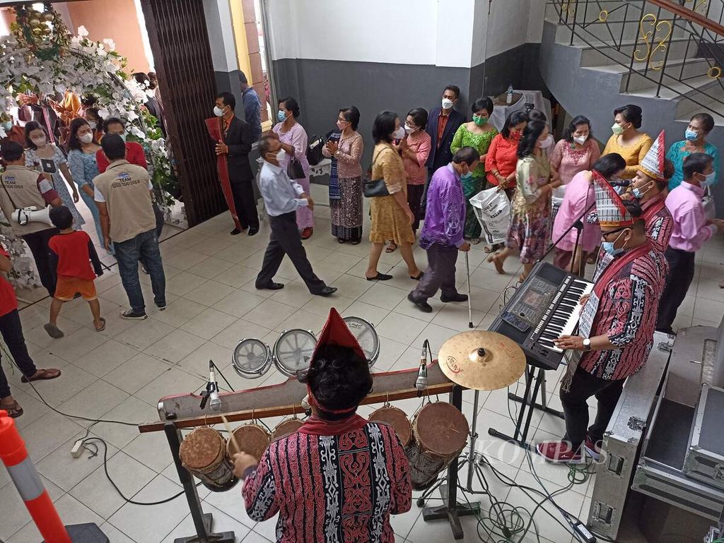 Music groups sing various songs at a wedding ceremony at Wisma GKPI Sriwijaya, Medan, North Sumatra, Saturday (12/2/2022). Music is very closely related to the daily life of the people of Medan City. The singers were accompanied by traditional and modern musical instruments, such as sulim (traditional flute), gondang (drum) and keyboard. .