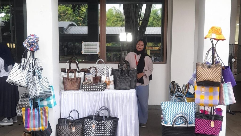 Pencari kerja, Winna (22), saat menjaga stan tas daur ulang di sebuah sekolah internasional di Jakarta, Minggu (5/5/2024).