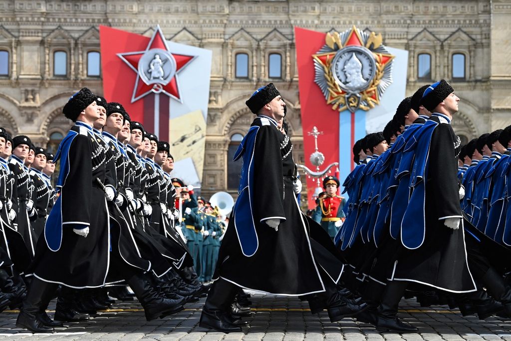 Prajurit Cossack berbaris dalam gladi bersih parade di Lapangan Merah, Moskwa pada Sabtu (7/5/202). Parade itu digelar dalam upaya untuk memperingati Hari Kemenangans yang jatuh pada Senin (9/5/2022).