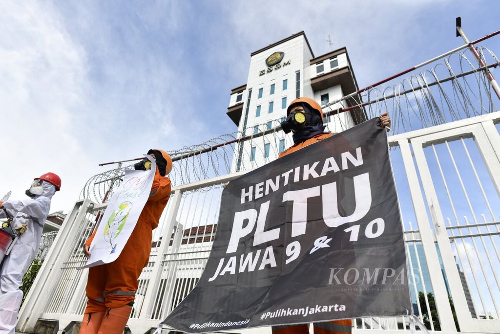 Aktivis lingkungan dari Wahana Lingkungan Hidup Indonesia (Walhi) Jakarta menggelar aksi di depan Gedung Kementerian Energi dan Sumber Daya Mineral di Jakarta, Jumat (11/12/2020). 