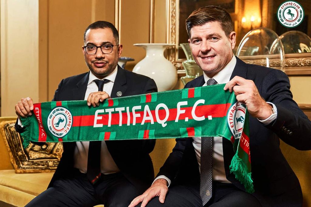 Foto yang disiarkan oleh klub Arab Saudi Al-Ettifaq pada 3 Juli 2023 menunjukkan manajer baru Al-Ettifaq Steven Gerrard (kanan) bersama presiden klub, Khaled al-Debel, setelah penandatanganan kontrak di London.