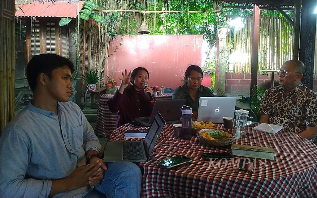 ICW bersama Balebengong mengadakan diskusi tentang korupsi serangkaian program Sekolah Antikorupsi (Sakti)  di Kota Denpasar, Bali, Sabtu (17/2/2024). ICW menghadirkan Chief of Party USAID Media Project Internews Indonesia Eric Sasono (kanan) dalam diskusi tersebut.