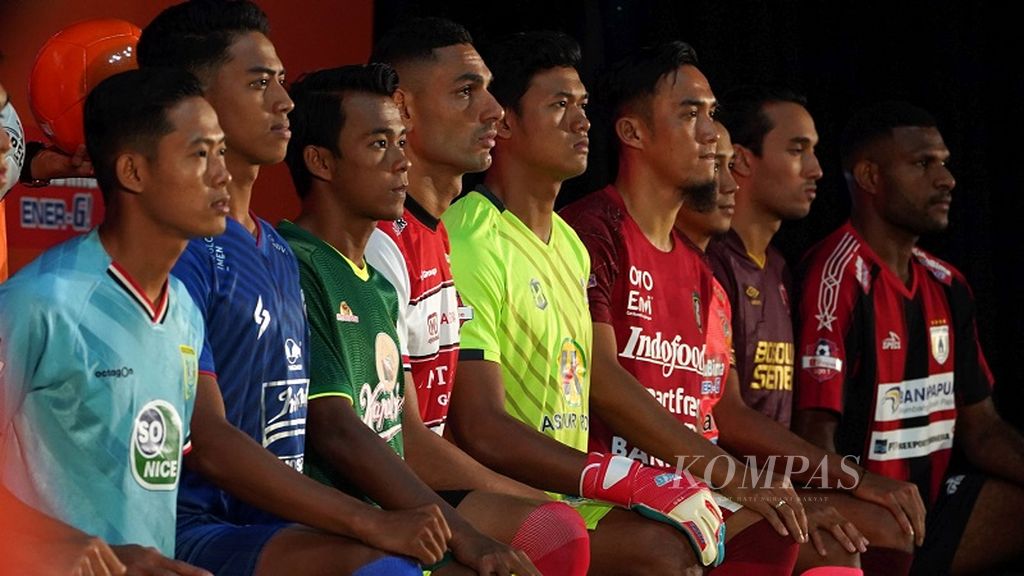 Para pemain dengan jersey masing-masing mewakili klub sepakbola peserta Liga I hadir dalam Peluncuran Shopee Liga I 2020 di Hotel Fairmont, Jakarta, Senin (24/2/2020).