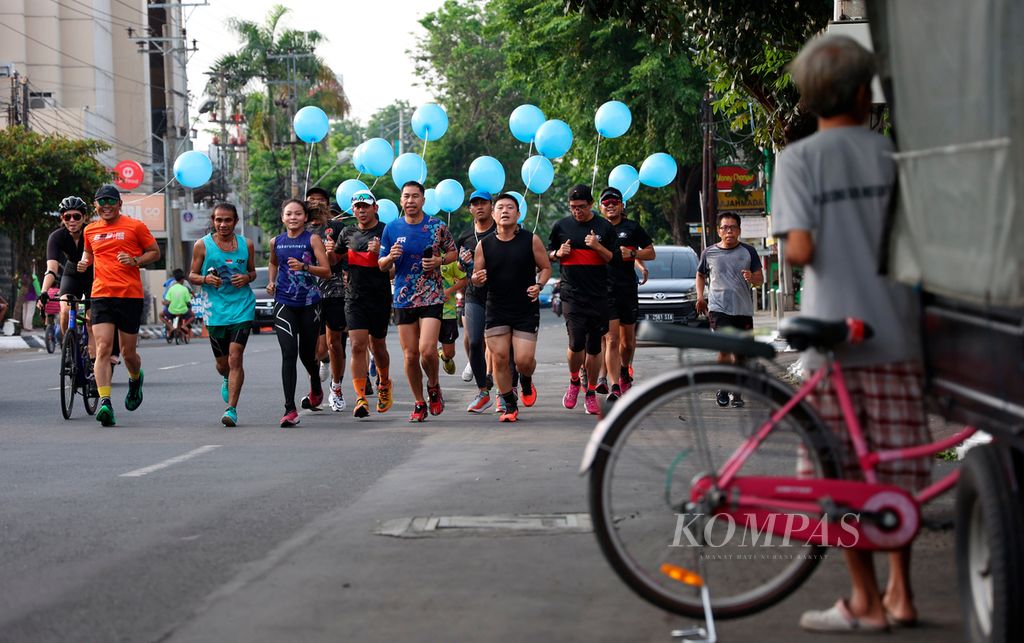 Pelari menyusuri Jalan Gadjah Mada, Kota Semarang, Jawa Tengah, Minggu (16/10/2022), dalam acara bersama untuk menyambut penyelenggaraan lomba lari Semarang 10K Powered by Isoplus. 