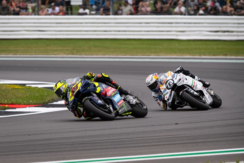 Pebalap tim Pertamina Enduro VR46 Racing, Fabio Di Giannantonio, bertarung dengan pebalap Gresini Racing, Alex Marquez, dalam balapan MotoGP seri Inggris di Sirkuit Silverstone. Di Giannantonio finis di posisi kelima, Minggu (4/8/20204). Dalam pertarungan itu, Di Giannantonio dinilai mirip dengan Valentino Rossi di era kejayaan legenda hidup MotoGP itu.