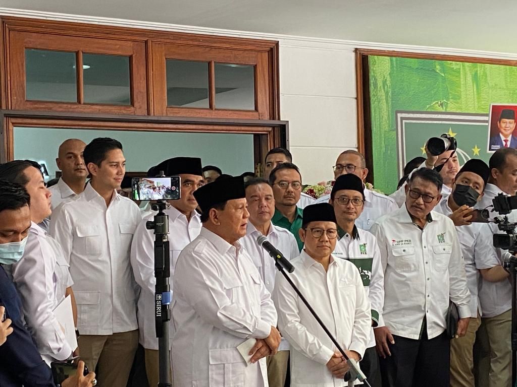 Ketua Umum Gerindra Prabowo Subianto dan Ketua Umum PKB Muhaimin Iskandar seusai meresmikan sekretariat bersama koalisi kedua parpol di Jakarta (23/1/2023).