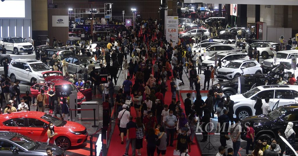 Pengunjung memadati pameran otomotif Indonesia International Motor Show (IIMS) 2023 di Jakarta International Expo, Kemayoran, Jakarta Pusat, Sabtu (18/2/2023).