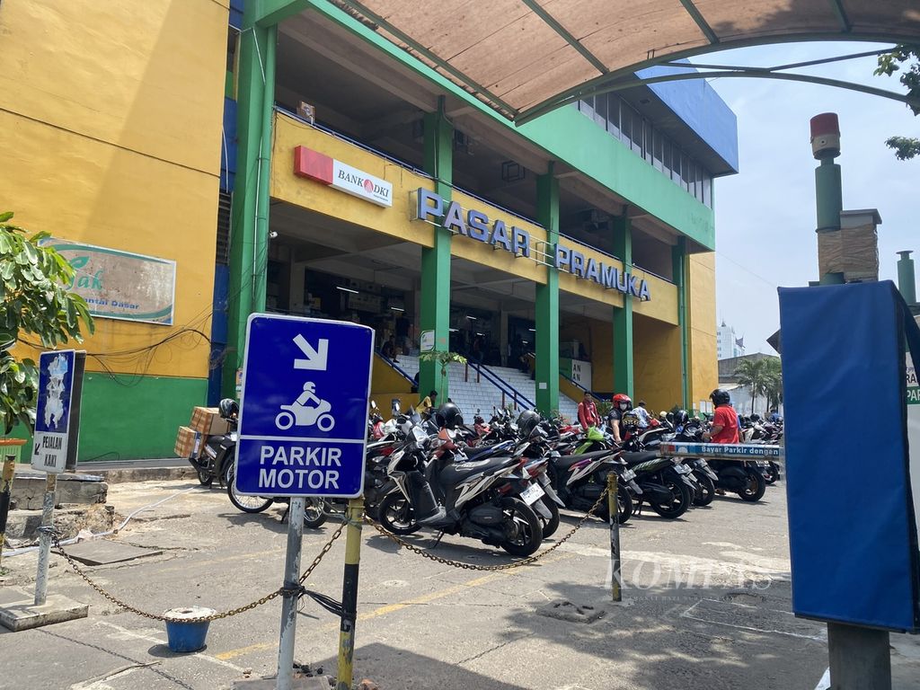 The Pramuka Market in Central Jakarta is known to be filled with drugstores and health equipment stores. Access and watch antibiotics medications can also be easily purchased here without a doctor's prescription.