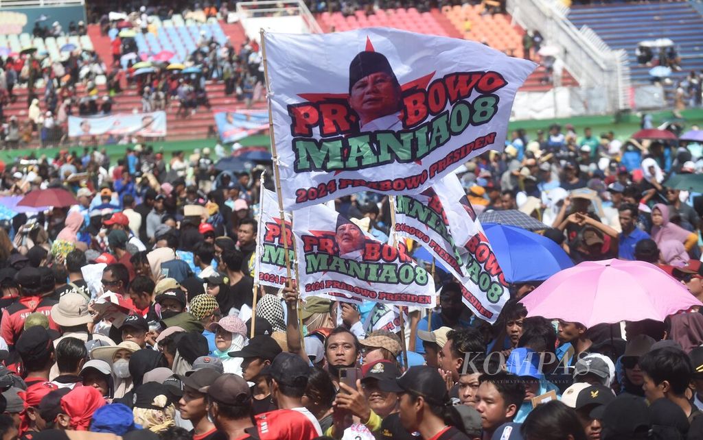 The flag featuring presidential candidate Prabowo Subianto was raised during the 51st anniversary of the All-Indonesia Workers Union (SPSI) which was attended by vice presidential candidate number 2, Gibran Rakabuming Raka, at the Gelora Delta Stadium in Sidoarjo, East Java, on Sunday (January 28, 2024).