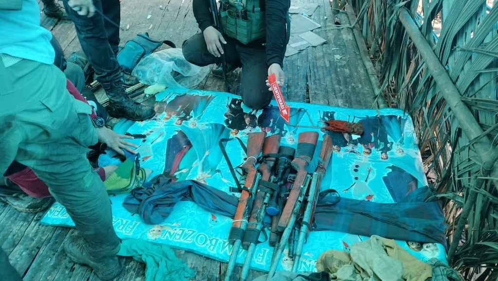 Tim gabungan TNI-Polri menemukan lima pucuk senjata api rakitan saat penggerebekan markas kelompok kriminal bersenjata di Distrik Deikai, Kabupaten Yahukimo, Papua Pegunungan, Selasa (1/8/2023). Aparat menemukan 8 butir amunisi dan 60 busur panah.