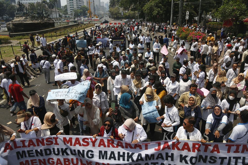 Peserta aksi membentangkan spanduk dan poster berisi dukungan kepada Mahkamah Konstitusi saat aksi di Monumen Patung Kuda Arjuna Wijaya, Jakarta, Senin (16/10/2023). 