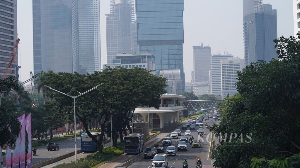 Lalu lintas ramai lancar di Jalan Sudirman, Jakarta Selatan, Kamis (7/9/2023). Mengutip laman IQAir, Indeks Kualitas Udara di Jakarta pada Kamis (7/9/2023) masih menunjukkan keterangan tidak sehat bagi kelompok sensitif dengan indeks 124. 