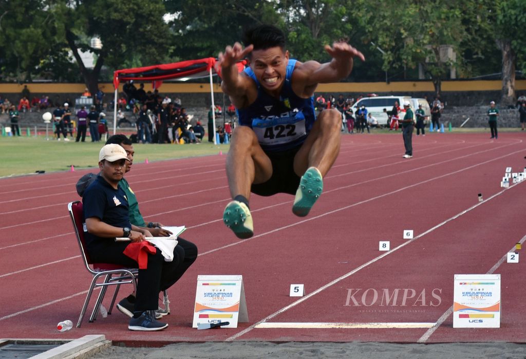 Aksi pelompat jauh Jawa Barat, Suwandi Wijaya, pada nomor perlombaan lompat jauh putra senior Kejuaraan Nasional Atletik 2023 di Stadion Sriwedari, Surakarta, Jawa Tengah, Jumat (23/6/2023). 