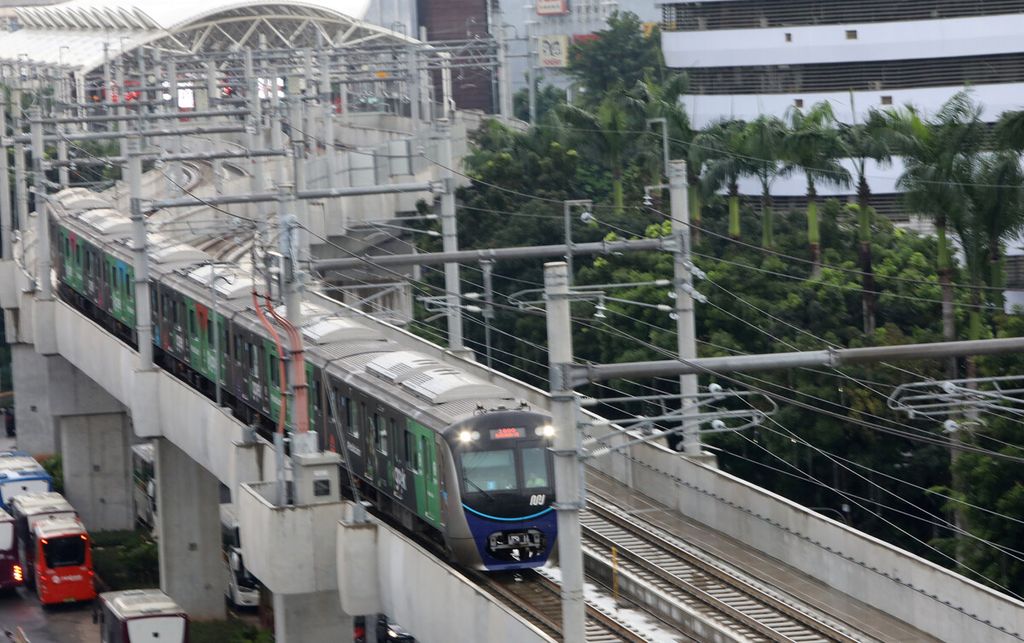 Rangkaian kereta Moda Raya Terpadu (MRT) Ratangga melintas menjelang Staisun ASEAN, Jakarta Selatan, Senin (17/2/2020). 