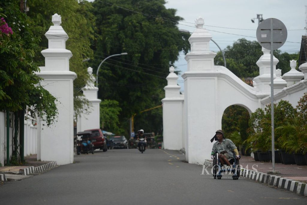 Pengguna kursi roda melintas di Jalan Rotowijayan di tepi kompleks Keraton Yogyakarta, Yogyakarta, yang lengang, Senin (4/1/2020). 