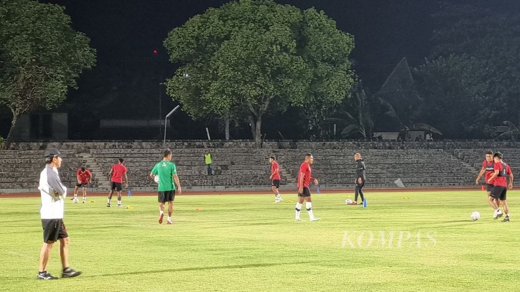 Pelatih Indonesia Shin Tae-yong mengamati latihan skuad U-23 Indonesia di Stadion Sriwedari, Surakarta, Jawa Tengah, Senin (11/9/2023). Shin membawa pula catatan untuk penilaian kepada para pemainnya.