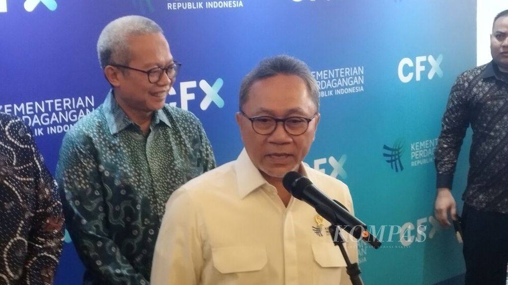 Menteri Perdagangan Zulkifli Hasan memberikan keterangan resmi seusai acara peluncuran bursa berjangka aset kripto yang pertama di Indonesia, di Jakarta, Jumat (28/7/2023).