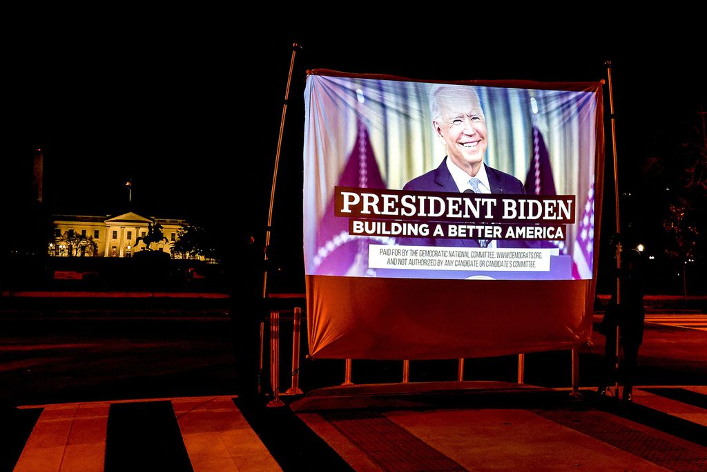 Pada pendukung Partai Demokrat berkumpul di depan Gedung Putih, Washington DC, pada Rabu (19/1/2022) malam. Mereka memperingati setahun masa pemerintahan Presiden Amerika Serikat Joe Biden