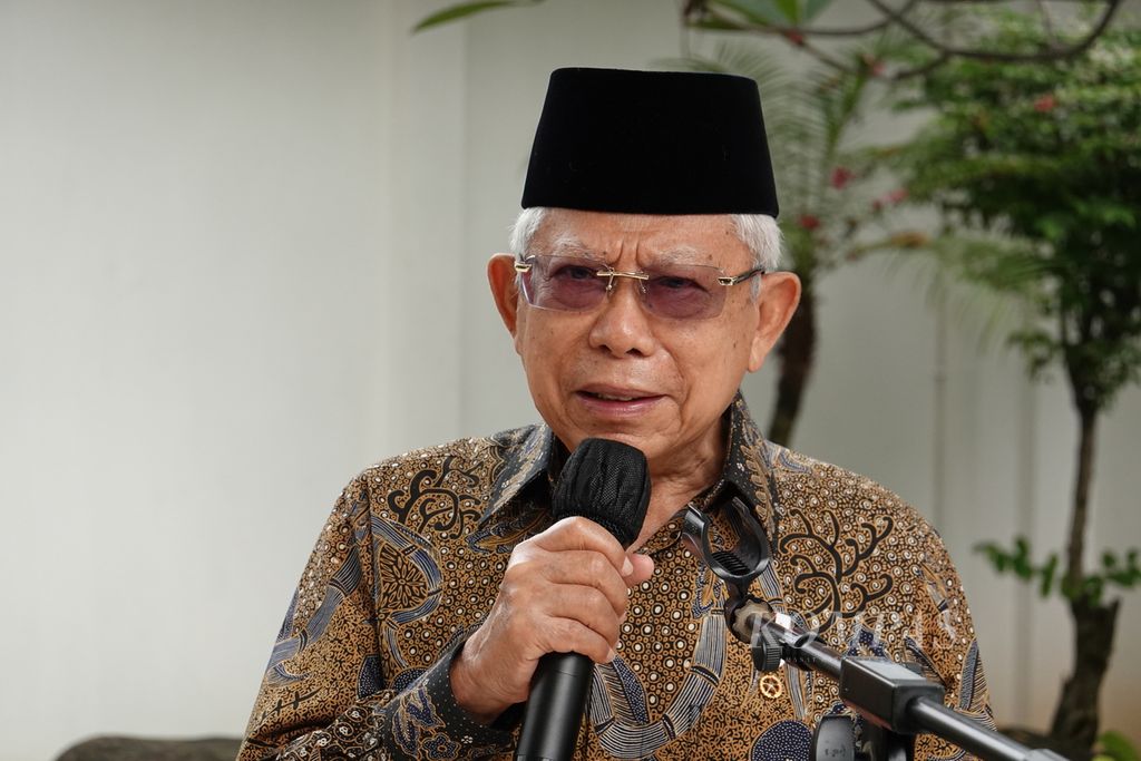 Wakil Presiden Ma'ruf Amin ketika memberikan keterangan pers seusai membuka Peluncuran Beasiswa Santri Baznas sekaligus perayaan Hari Santri, di Istana Wakil Presiden, Jakarta Pusat, Sabtu (22/10/2022).