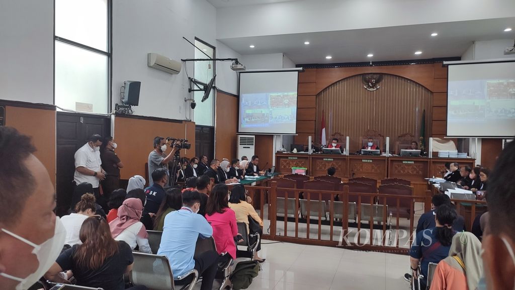 Suasana sidang kasus pembunuhan berencana Brigadir J atau Nofriansyah Yosua Hutabarat dengan agenda pemeriksaan saksi Richard Eliezer Pudihang Lumiu terhadap terdakwa Ferdy Sambo dan Putri Candrawathi di Pengadilan Negeri Jakarta Selatan, Selasa (13/12/2022).