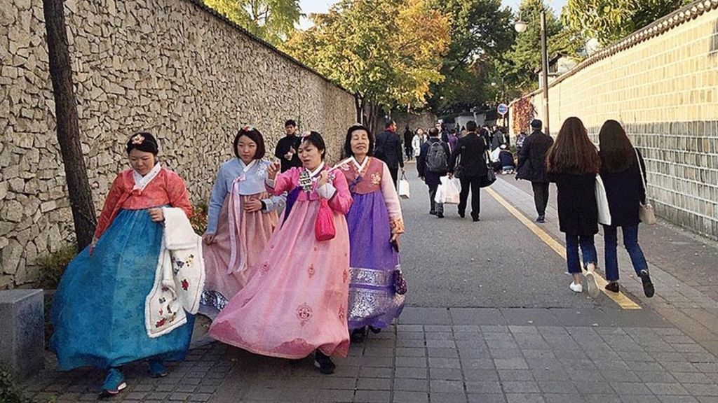 Beberapa perempuan Korea berjalan-jalan mengenakan pakaian tradisional, Hanbok, awal November 2016, di kawasan Samcheong Dong, Seoul, Korea Selatan. Kawasan ini adalah salah satu kota tua yang masih banyak memiliki bangunan bergaya Arsitektur Korea. Kawasan ini menjadi salah satu daya tarik yang mengundang wisatawan. 