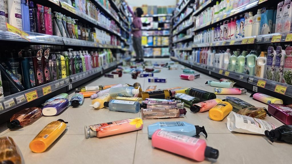 Botol-botol berserakan di lantai sebuah supermarket akibat gempa di Hualien, Taiwan, Rabu (3/4/2024). 