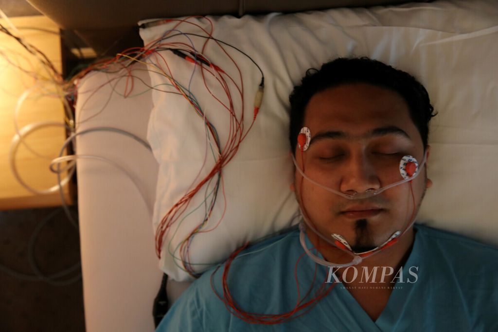 Pemantauan tidur di klinik gangguan tidur Rumah Sakit Mitra Keluarga Kemayoran, Jakarta, Rabu (7/4/2021). Foto diperagakan oleh model.