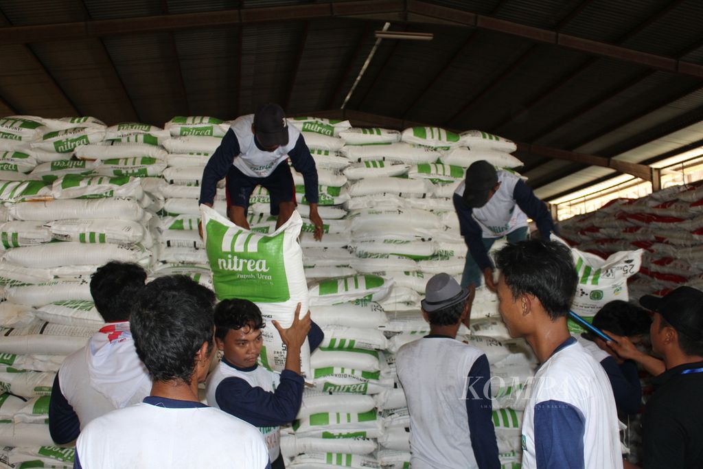 Residents are carrying non-subsidized fertilizer during the Fertilizer Discount Festival at the Pupuk Indonesia (Persero) Warehouse Line III in Kedawung, Cirebon, West Java on Monday (5/2/2024). PT Pupuk Indonesia (Persero) is providing approximately 5,000 discount coupons with 40 percent off for farmers who wish to buy non-subsidized fertilizer. The program is expected to help farmers who are having difficulty obtaining subsidized fertilizer according to their needs.