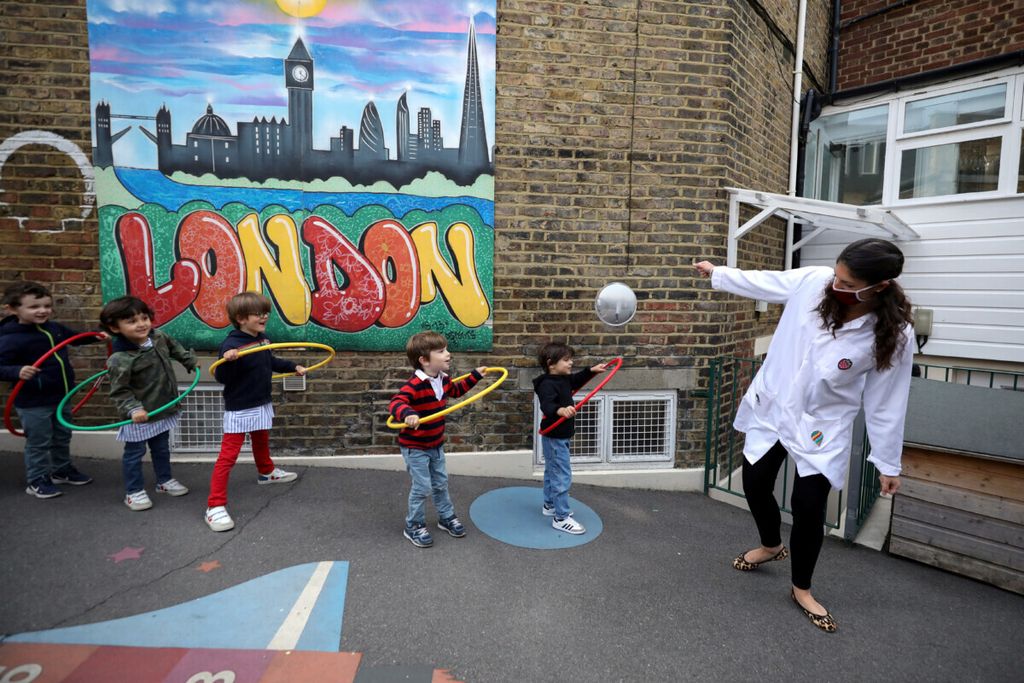 Anak-anak bermain di L’Ecole des Petits, sekolah bilingual Perancis, di Fulham, London, Inggris, 9 Juni 2020. 