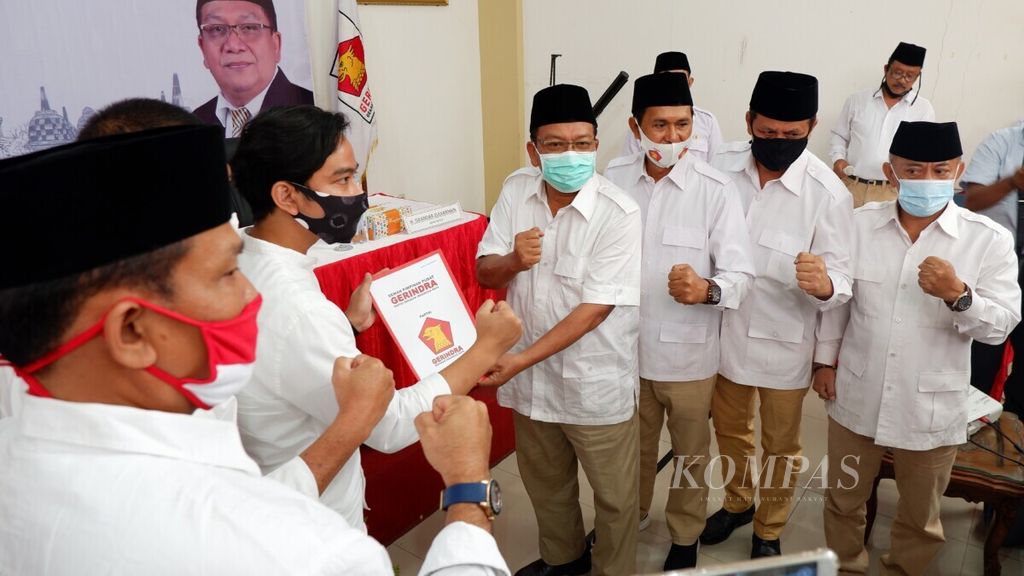 Gibran Rakabuming Raka menerima surat rekomendasi dari Partai Gerindra untuk Pemilihan Wali Kota Solo 2020 di kantor Dewan Pimpinan Daerah Partai Gerindra Jawa Tengah, Kota Semarang, Senin (3/8/2020). 