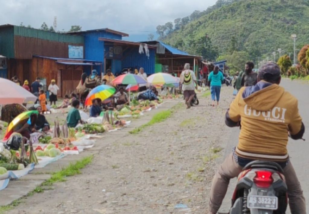 Suasana di salah satu pasar tradisional di Distrik Oksibil, ibu kota Kabupaten Pegunungan Bintang, Papua Pegunungan, pada September 2023.