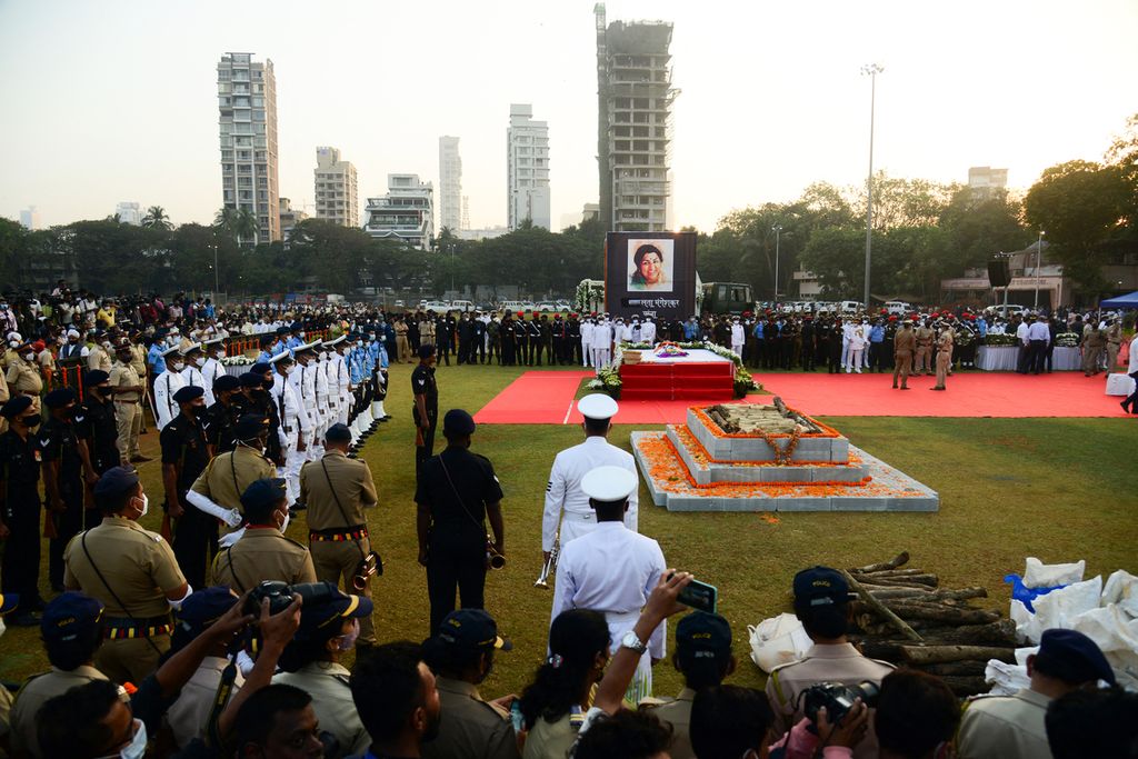 Jenazah penyanyi Bollywood Lata Mangeshkar tampak terbungkus bendera nasional selama upacara pemakamannya di Shivaji Park di Mumbai, India, 6 Februari 2022.