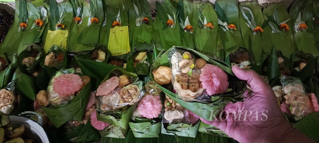 Persembahan untuk leluhur yang akan diperebutkan oleh warga desa dalam tradisi persembahan tumpeng gede dalam rangkaian hari raya Karo dari suku Tengger, Sabtu (2/9/2023), di Desa Nagdas, Kabupaten Malang, Jawa Timur. 