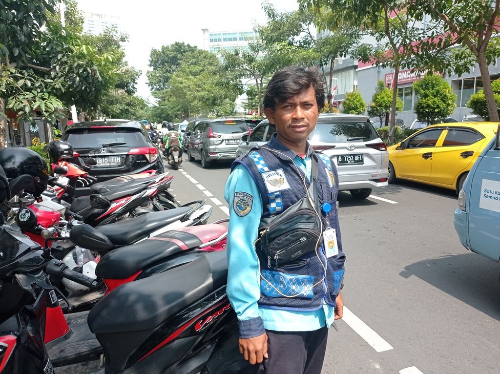 Juru parkir sistem terminal parkir elektronik dari Dinas Perhubungan DKI Jakarta di Jalan Cikini Raya, Jakarta Pusat, Jumat (5/8/2022).