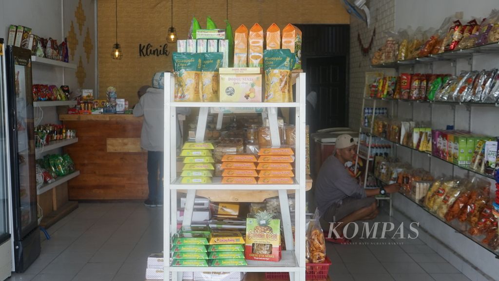 Salah satu tempat penjualan oleh-oleh khas Kampar yang ada di Bangkinang, Kabupaten Kampar, Riau, Jumat (6/1/2023). Bagi pemilik toko, keberadaan jalan tol diharapkan tidak membuat pendapatannya surut.
