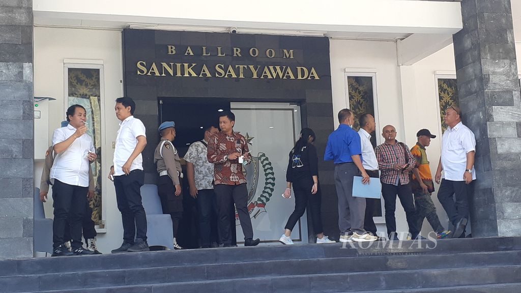 Suasana pemeriksaan Aremania oleh Divisi Propam Polri di Kota Malang, Senin (19/12/2022), terhadap sejumlah aremania. Mereka diperiksa atas laporan dugaan pelanggaran etik yang mereka laporkan dalam kasus Tragedi Kanjuruhan, 1 Oktober 2022.