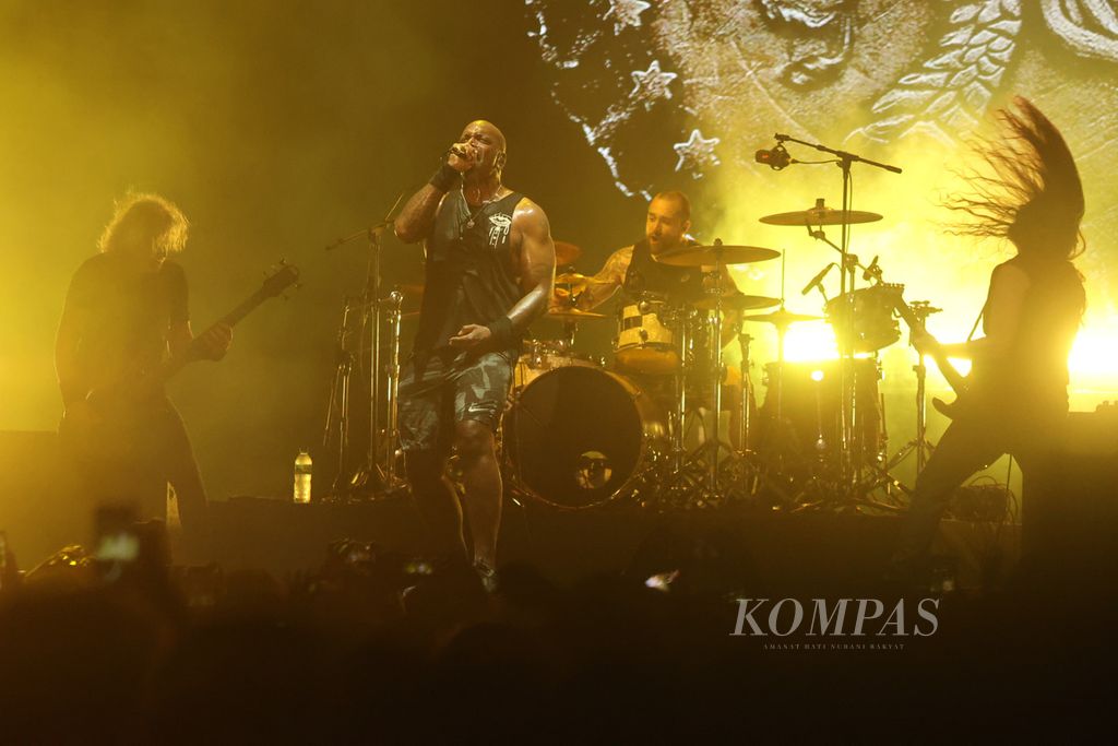Grup Sepultura tampil dalam konser Jogjarockarta di Stadion Kridosono, Yogyakarta, Sabtu (30/9/2023) malam. 